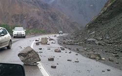 ریزش کوه در پی وقوع زلزله تهران