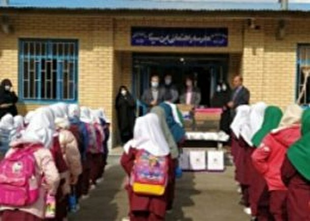 اهدای بسته‌های کمک آموزشی به دانش آموزان مدرسه ابن سینا توسط بانک ایران زمین