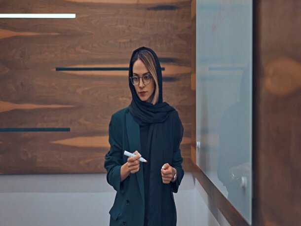 گلناز شانه‌بند کیست؟