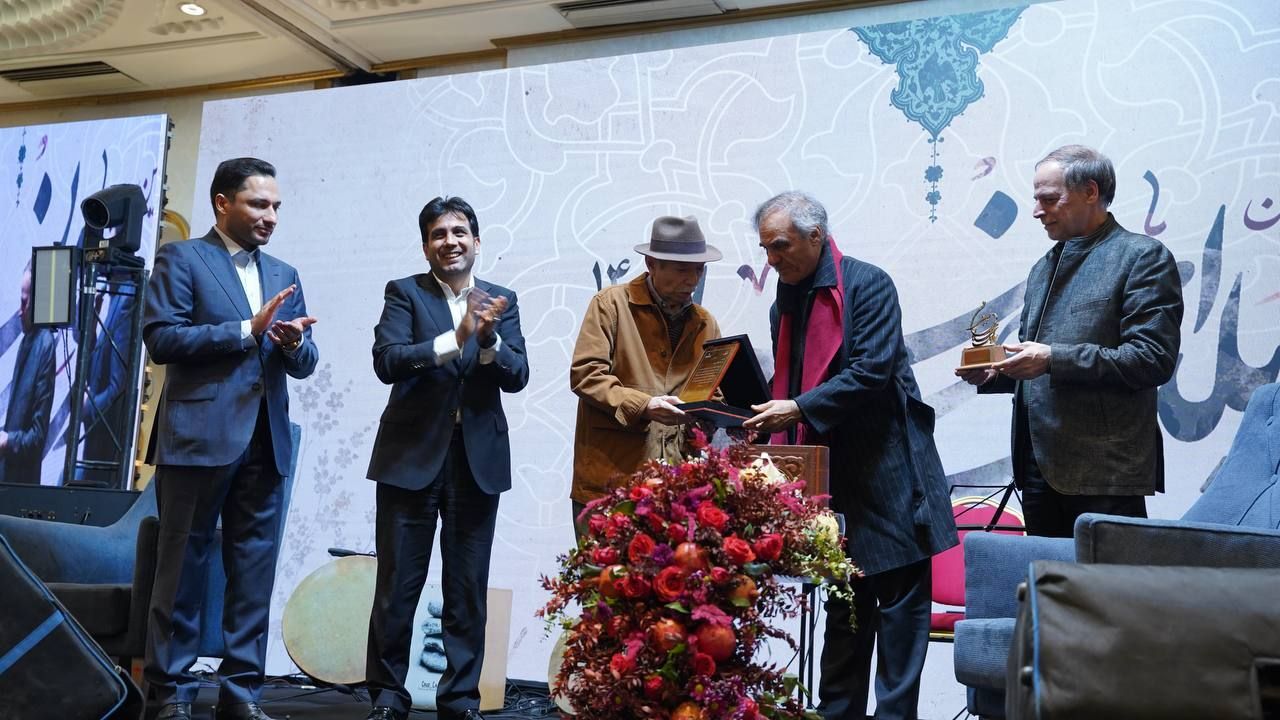 در دومین آیین یلدای مهان که عصر روز سه شنبه 25 آذر برگزار شد، تندیس روایت مهان به علی نصیریان اهدا گردید.