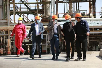 بازدید دکتر سنگسری بازرس وزیر تعاون، کار و رفاه اجتماعی از پالایشگاه روغن سازی آبادان ایرانول