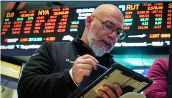 وال‌استریت زیر آتش جنگ ایران، بورس آمریکا فرو ریخت!