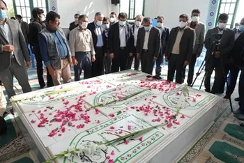 مدیر عامل بانک رفاه کارگران به شهدای گمنام شهداد ادای احترام کرد