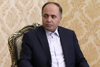 اعتراض یک دامدار به کارشکنی وزارت جهاد کشاورزی سخنرانی وزیر را قطع کرد !