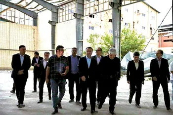 بازدید سرپرست بانک صادرات ایران از کارخانه آسیب‌دیده از جنگ؛ تأکید بر نقش بانک صادرات ایران در نوسازی اقتصاد پس از جنگ و اشتغال‌زایی پایدار
