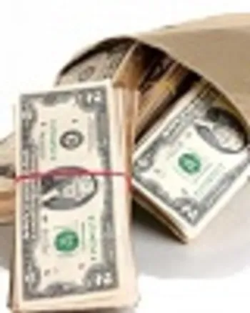 دلار کماکان عقب می رود