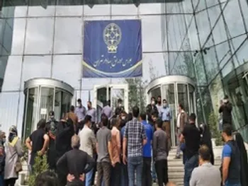 صحبت یکی از سهامداران در مقابل شرکت بورس/ اعتراضات بورسی ادامه دارد + فیلم