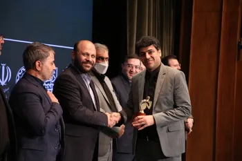 ‍ ‍ «اهدای تندیس زرین مدیر موفق ملی به مدیرعامل شرکت محصولات کاغذی لطیف»