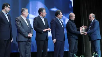 اهدای تندیس زرین روز ملی صنعت و معدن توسط رییس‌جمهور به توسن‌تکنو