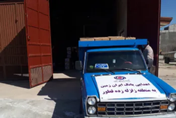 تحویل اقلام بهداشتی خریداری شده بانک ایران زمین به زلزله زدگان منطقه قطور