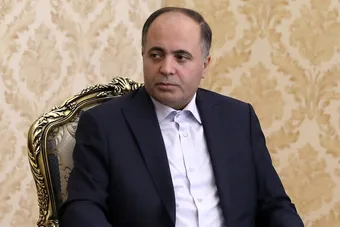 اعتراض یک دامدار به کارشکنی وزارت جهاد کشاورزی سخنرانی وزیر را قطع کرد !