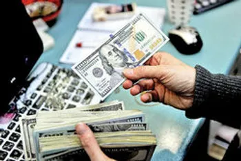 قیمت دلار بازهم کاهش یافت/ شاخص ارزی به کانال 22 هزار تومان رسید/ واکنش همتی به القای نرخ ارز در بازار