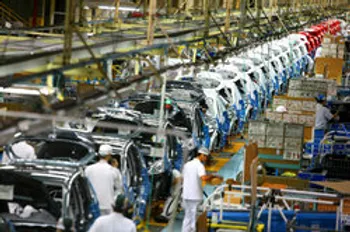 تاثير تحريم های داخلی بيشتر از تحريم های خارجی در صنعت خودرو بود