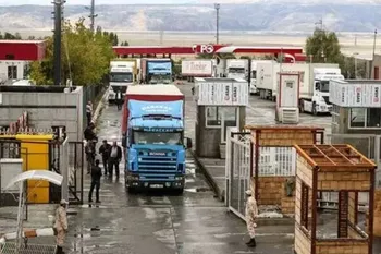 بازگشت فعالیت مرز بازرگان به حالت عادی/ صف کامیون‌ها جمع شد