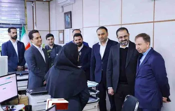 بازدید مدیرعامل و اعضای هیأت‌مدیره از شعبه مرکزی بانک دی