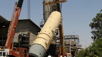 نصب برج مخزن خوراک پروژه بهبود راندمان واحد موم‌گیری پالایشگاه نفت ایرانول