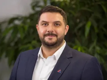 محمدحسین مستخدمین حسینی کیست؟