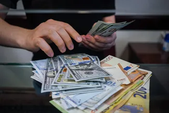 قیمت دلار امروز چند؟ / دلار آزاد ۲۲۹ هزار تومان، کارت ملی ۲۱۵ هزار تومان