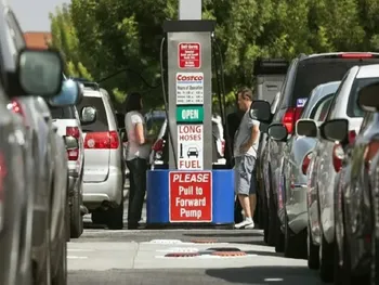 قیمت بنزین در آمریکا طی ۱۰ روز جنگ ۱۷ درصد جهش کرد